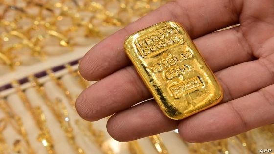 A merchant displays a gold bar at his shop in Dubai Gold Souk in the Gulf emirate on July 29, 2020. (Photo by GIUSEPPE CACACE / AFP)
