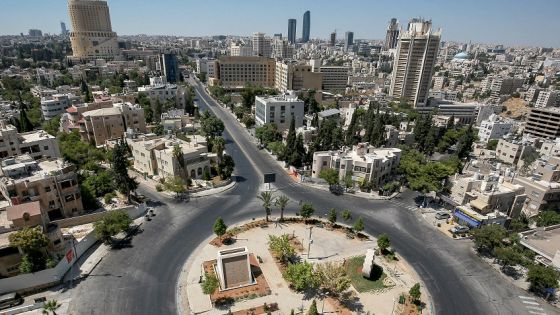This picture taken on August 28, 2020 shows a view of an empty roundabout during a COVID-19 coronavirus pandemic curfew in the centre of Jordan's capital Amman. - Jordan on August 28 started imposing a full curfew in Amman and Zarqa, 23 kilometres north-east of the capital, after a hike in the number of coronavirus cases. The country also cancelled the 2020 edition of the annual Jerash Festival of Culture and Arts. (Photo by Khalil MAZRAAWI / AFP)