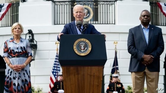 US President Joe Biden speaks alongside First Lady Jill Biden (L) and Secretary of Defense Lloyd Austin (R) during a barbeque for active-duty military families in honor of the Fourth of July on the South Lawn of the White House in Washington, DC, July 4, 2023. (Photo by SAUL LOEB / AFP)