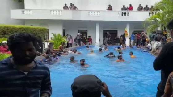 شاهدوا : محتجو سريلانكا بحمام سباحة الرئيس وسريره
