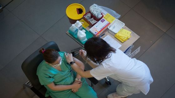 An Israeli medical worker receives a Covid-19 vaccine, at Tel Aviv Sourasky Medical Center (Ichilov), on December 20, 2020. Photo by Miriam Alster/Flash90 *** Local Caption *** בישראל נגד נגיף
הקורונה
קורונה
חיסון איכילוב
