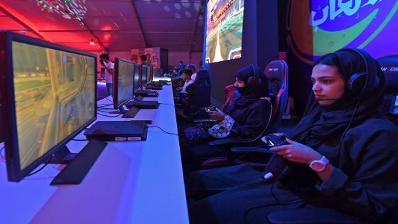 Saudi youths play at an electronic entertainment house now accessible to men and women during the the holy month of Ramadan in the Saudi Red Sea resort of Jeddah on May 15, 2019. The Ramadan activity was organised by the Saudi General Entertainment Authority. (Photo by Amer HILABI / AFP)