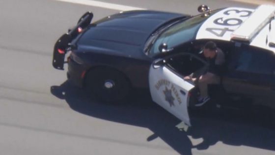 شاهد : مطاردة مع سارق سيارة شرطة في كاليفورنيا تنتهي بمأساة