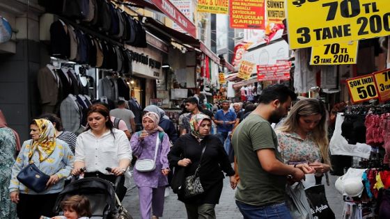 People stroll in a middle-class shopping area in Istanbul, Turkey July 5, 2023. REUTERS/Dilara Senkaya