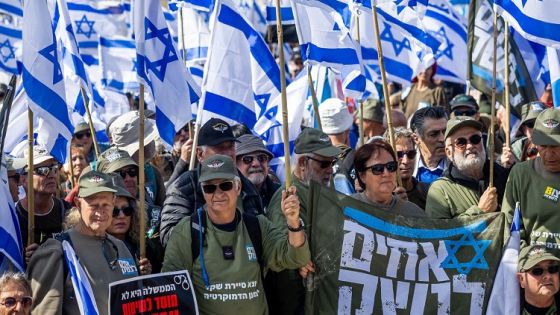 Israeli reserve soldiers, veterans and activists protest outside the Supreme Court in Jerusalem, against the Israeli government's planned reforms, on February 10, 2023. Photo by Yonatan Sindel/Flash90 *** Local Caption *** חסום
חוסם
הפגנה
מפגינים
מחאת
המילואימניקים
בית
משפט
עליון