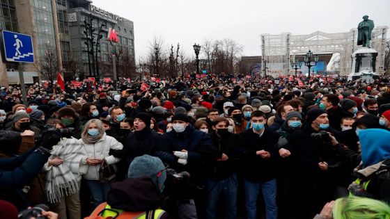أنصار نافالني يخرجون باحتجاجات جديدة ضد بوتين يتحدون تحذير السلطات