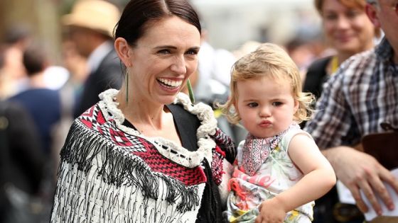 شاهد : طفلة رئيسة وزراء نيوزيلندا تجبرها على قطع خطابها مع شعبها