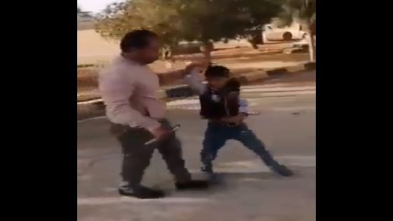 طالب في الابتدائي يحاول الاعتداء على معلمه بموس