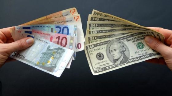 اليورو يهوي إلى أدنى مستوى مقابل الدولار منذ 2002