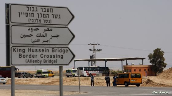 Vehicles drive towards the Allenby Bridge Crossing July 9, 2009. Israel said on Wednesday it would allow the crossing between the occupied West Bank and Jordan to remain open 24 hours a day to help the Palestinian economy. The Israeli-controlled terminal leading to the Allenby Bridge across the Jordan River is the West Bank's only land link to the Arab world. REUTERS/Ammar Awad (WEST BANK POLITICS TRANSPORT)