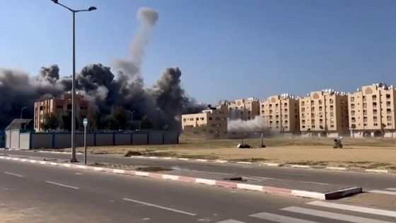 شاهد : مراسلة تبكي على الهواء بعد تلقيها خبر قصف مدينة حمد