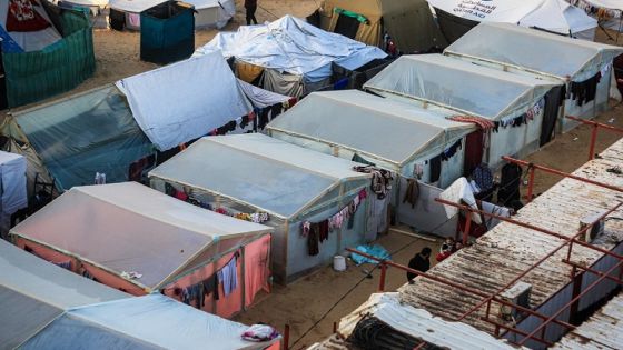 FILED - 31 December 2023, Palestinian Territories, Rafah: Displaced Palestinians, who fled their homes due to Israeli raids, take shelter in a camp, amid the ongoing conflict between Israel and the Palestinian Islamist movement Hamas, on New Year's Eve 2024. Photo: Mohammed Talatene/dpa