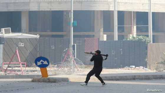 A man prepares to fire a rocket-propelled grenade during a gunfire in Beirut, Lebanon October 14, 2021. REUTERS/Aziz Taher