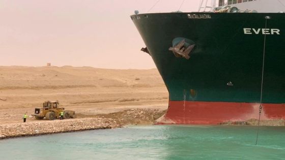 جنوح سفينة حاويات في قناة السويس يعطل حركة الملاحة
