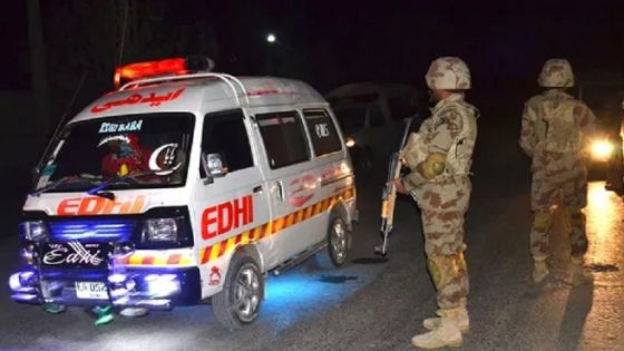40 قتيلا بسقوط حافلة من فوق جسر في باكستان