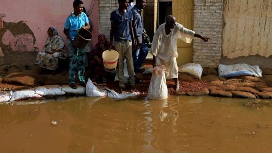 Residents pour out the waters of the Blue Nile floods from their backyard within the Al-Ikmayr area of Omdurman in Khartoum, Sudan August 27, 2020. REUTERS/Mohamed Nureldin Abdallah