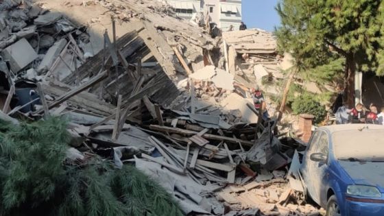 ضرب زلزال بلغت قوته 6.6 درجات على مقياس ريختر ولاية إزمير غربي تركيا. ( Mehmet Emin Mengüarslan - وكالة الأناضول )