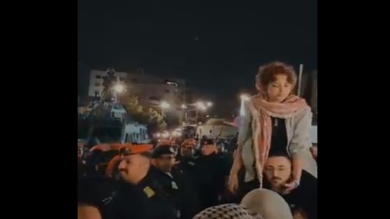 مشهد لفتاة تهتف فوق الأكتاف في الرابية يثير جدلا وسط الأردنيين