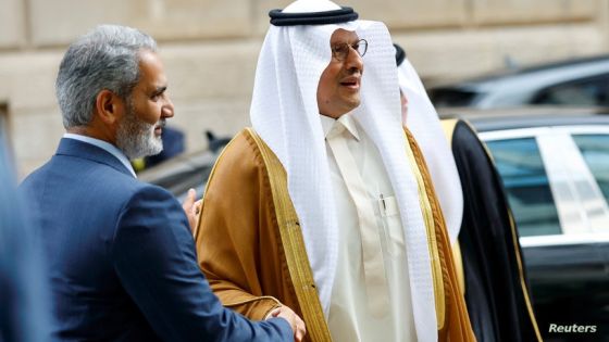 Saudi Arabia's Minister of Energy Prince Abdulaziz bin Salman Al-Saud and OPEC Secretary-General Haitham al-Ghais shake hands at the Organisation of the Petroleum Exporting Countries (OPEC) headquarters in Vienna, Austria October 5, 2022. REUTERS/Lisa Leutner