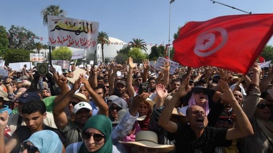 محتجون تونسيون يقتحمون منشآت ويشلون الدورة الاقتصادية في البلاد