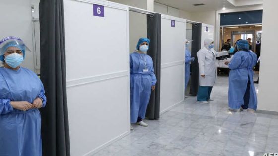 Members of the healthcare staff wait to administer the COVID-19 Pfizer/BioNTech vaccine at Lebanon's Rafik Hariri Hospital in the capital Beirut, on February 14, 2021, as the country kickstarts its inoculation campaign. - Lebanon gave its first COVID-19 vaccine dose to a doctor, as it started inoculation it hopes will keep the pandemic in check amid a deepening economic crisis. (Photo by ANWAR AMRO / AFP)
