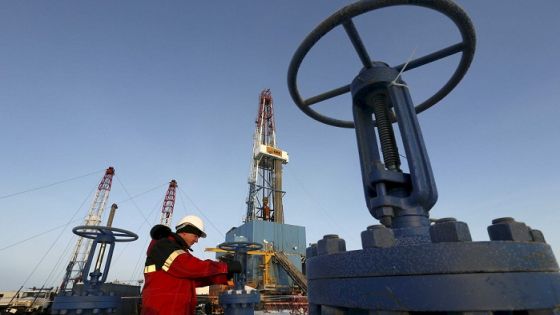 A worker checks an oil pipe at the Lukoil-owned Imilorskoye oil field outside the West Siberian city of Kogalym, Russia, in this January 25, 2016 file photo. REUTERS/Sergei Karpukhin