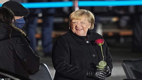 المانيا ودعت ميركل بالتصفيق في يومها الاول في الحياة العامة