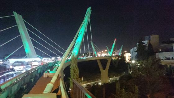 إضاءة جسر عبدون باللون الاخضر بمناسبة اليوم الوطني السعودي