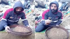 مشهد صادم من ركام غزة.. يجمع عظام زوجته بـ الغربال